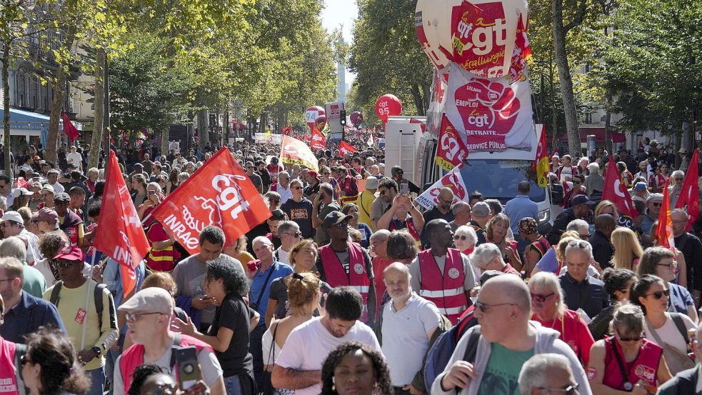 Zahlreiche Franzosen zogen am Donnerstag durch die Straßen und machten ihrem Ärger über die Sparpläne der Regierung Luft – hier Protestler in Paris. Foto: dpa/Aurelien Morissard