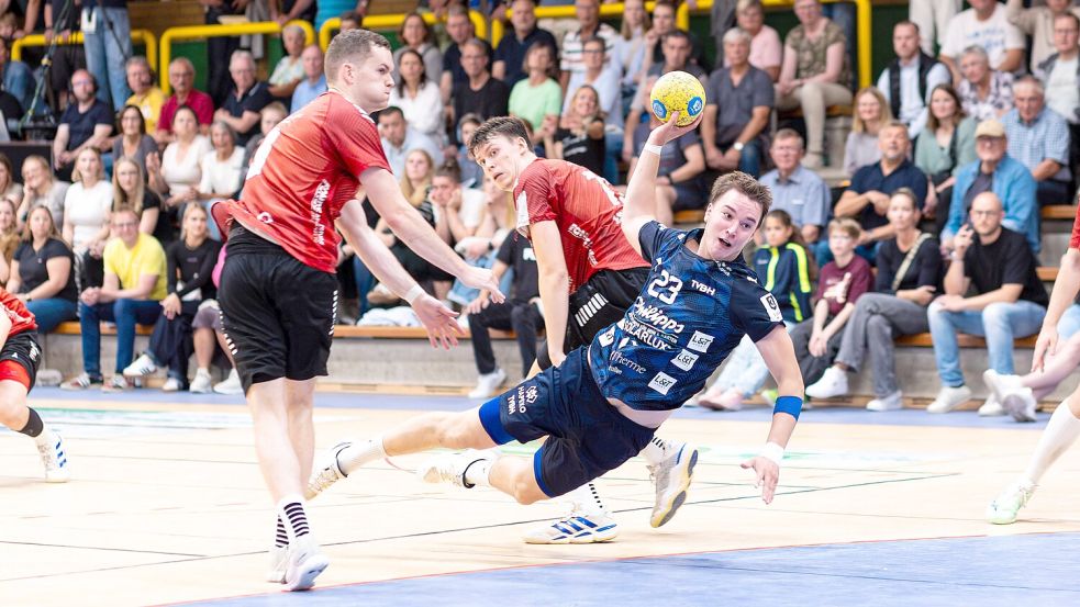 Gelingt Fabian Rußwinkel (am Ball) mit dem TVBH endlich der erste Saisonsieg? Zu Gast ist am Samstag Eintracht Hagen II. Foto: Stefan Gelhot