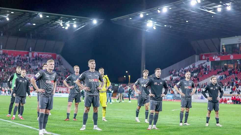 Nicht vollumfänglich zufrieden: Die Mannschaft des VfL Osnabrück bedankt sich nach dem 1:1 in Essen beim eigenen Anhangfür die Unterstützung. Foto: Michael Titgemeyer