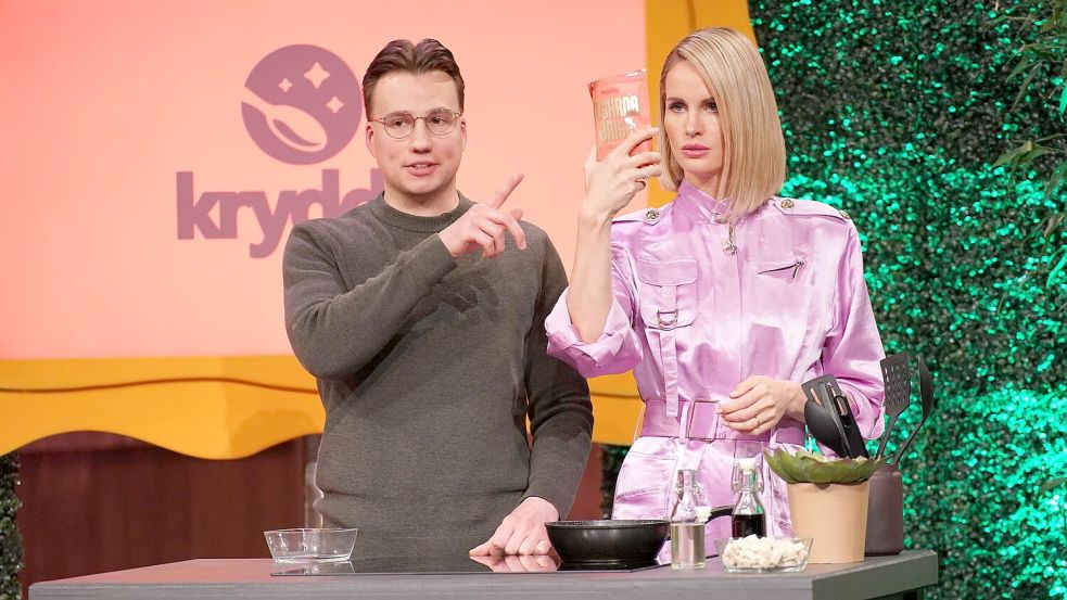 Unternehmerin und Löwin Janna Ensthaler hat sich das Tofu-Gewürzpulver von Arne Engelke ganz genau angeschaut – und damit gekocht. Foto: RTL / Stefan Gregorowius