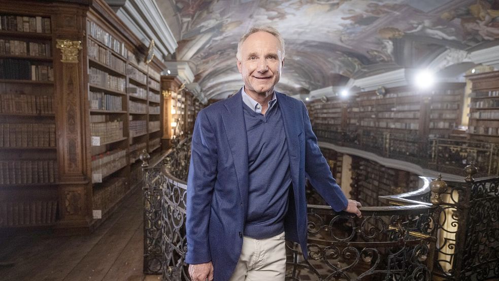 Dan Brown posiert in dem barocken Bibliotheksaal des Prager Clementinum. Sein neuer Thriller spielt in der „Goldenen Stadt“. Foto: IMAGO/CTK Photo/Michaela Rihova