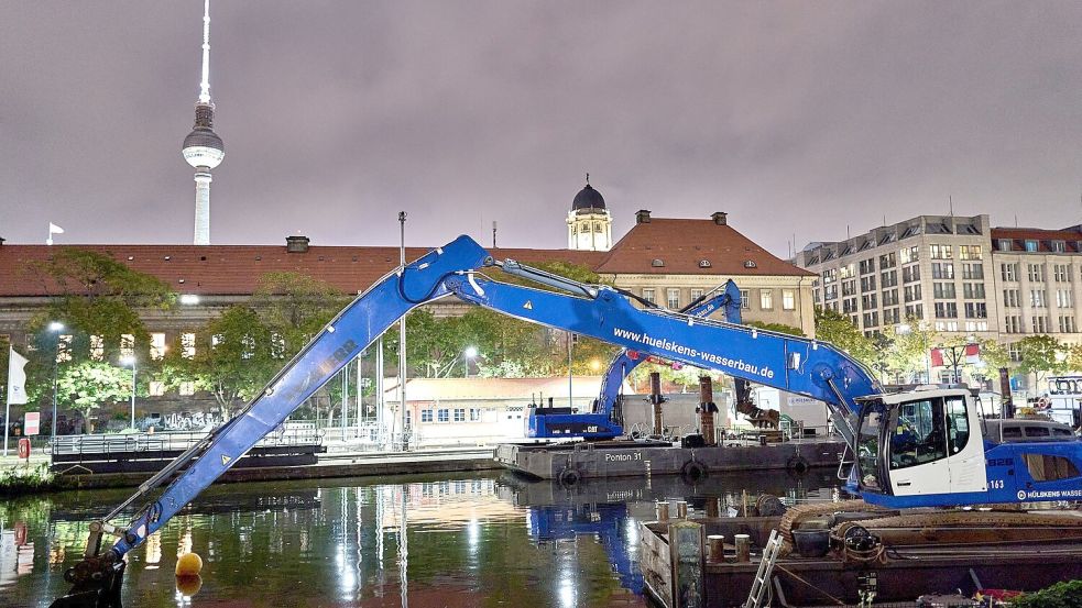 Eine Weltkriegsbombe wurde nahe der Fischerinsel in Berlin gefunden. Sie stellte sich als ungefährlich heraus. Foto: Michael Ukas