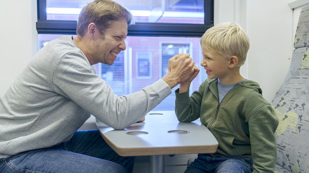 Kinder stark machen in der Benutzung von Bus und Bahn soll die Freifahrt-Aktion am Weltkindertag 2025 in Nordrhein-Westfalen. Foto: Omago Images/Westend61