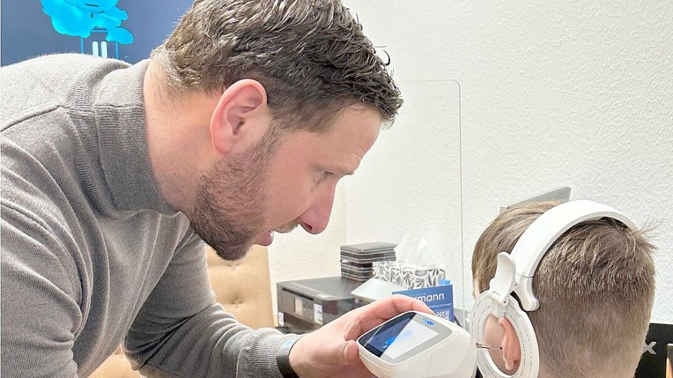 Hörakustikmeister Christian Claaßen bei der digitalen Ohr-Abformung. Die individuelle Anpassung von Hörhilfen erfordert eine hohe Präzision.