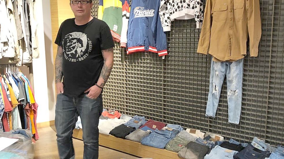 Christoph Rohde in seinem ersten Pop-up-Store „Gustav“ für Secondhand-Vintage- und Markenmode im ehemaligen Esprit. Foto: BaRo-Tex UG