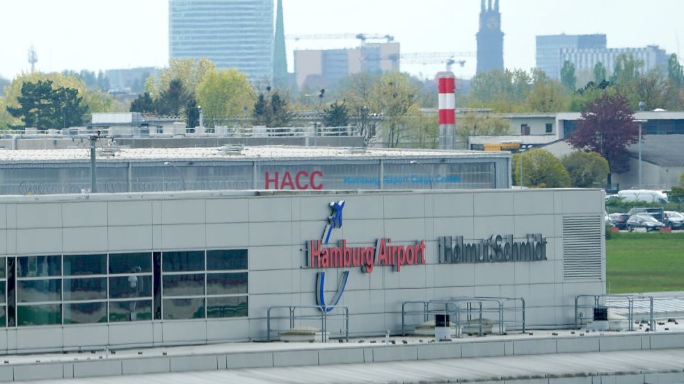 Am Airport Hamburg war es wegen eines Kerosin-Lieferengpasses zu Verspätungen und Flugausfällen gekommen. (Archivbild) Foto: Marcus Brandt
