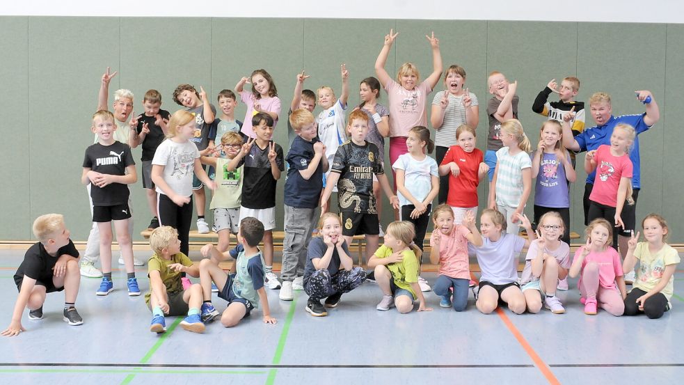 Quatsch muss sein: Beim Kinderturnen steht für Paul Bakker (rechts) und seiner Tante Imke Bakker (links) als Betreuer der „Fitkids“ der Spaß der Kinder bei den Übungsnachmittagen im Vordergrund. Foto: Udo Hippen