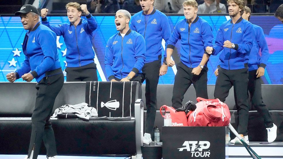 Team Europa mit dem Deutschen Alexander Zverev (4. v. l.) liegt beim Laver Cup gegen Team Welt in Führung. Foto: Jeff Chiu/AP/dpa