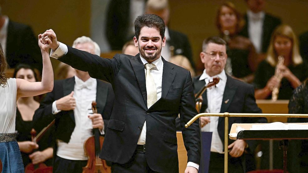 Der israelische Dirigent Lahav Shani und sein Orchester empfangen den Applaus des Publikums im Berliner Konzerthaus am Gendarmenmarkt. Foto: Tobias Schwarz/AFP