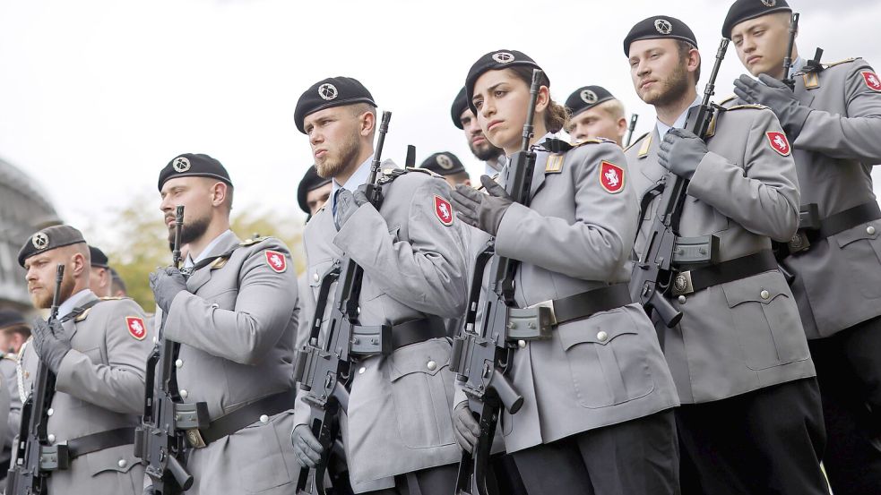 Schon vor der Wiedereinführung eines verpflichtenden Wehrdienstes entscheiden sich mehr junge Menschen für einen freiwilligen Dienst. Foto: IMAGO/Christoph Hardt