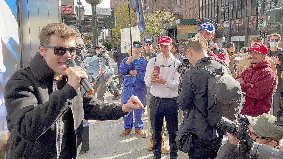 Nick Fuentes greift immer wieder Akteure der amerikanischen Rechten an und wirft ihnen fehlende Prinzipientreue vor. Foto: IMAGO/MediaPunch/Rainmaker Photos