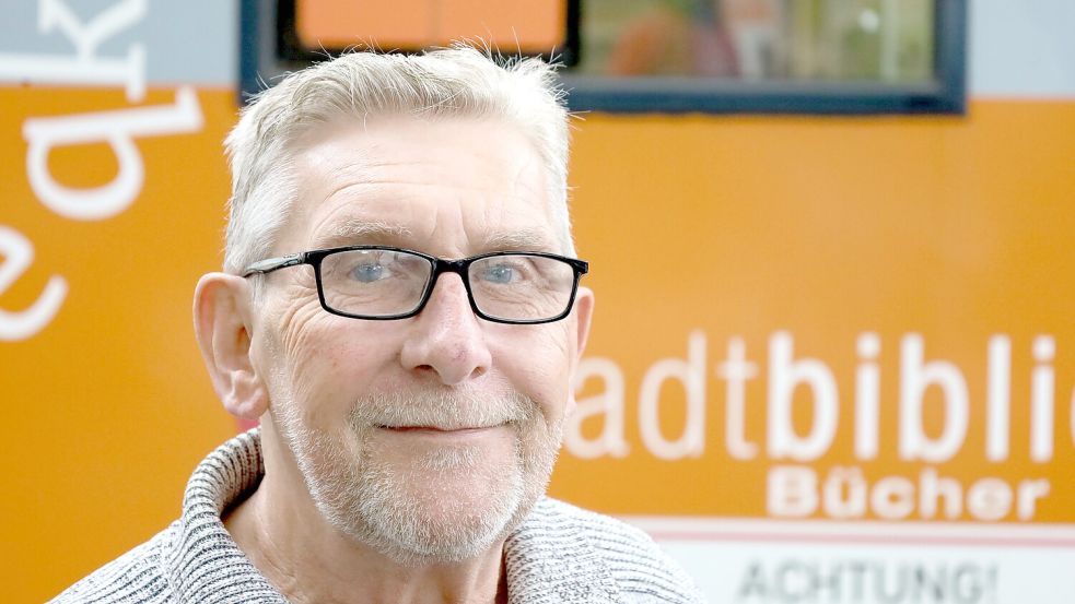 Den Bücherbus lenkt Walter Sieker seit sieben Jahren durch Osnabrück. Er steht eher selten dahinter. Foto: Thomas Wübker