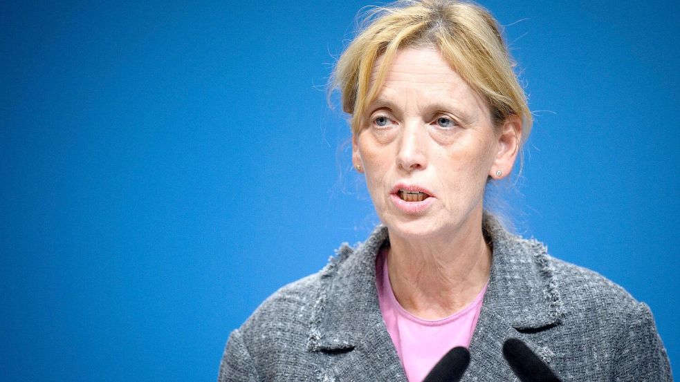 Will bei Fördergeld genauer hinschauen: Bundesbildungsministerin Karin Prien (CDU). Foto: Bernd von Jutrczenka/dpa