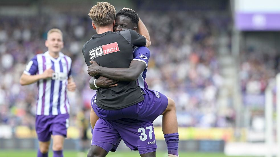 Gemeinsamer Jubel: Lars Kehl (Torschütze zum 1:0) und Ismail Badje (Torschütze zum 3:1) freuen sich über den Sieg gegen Aue. Foto: Michael Titgemeyer