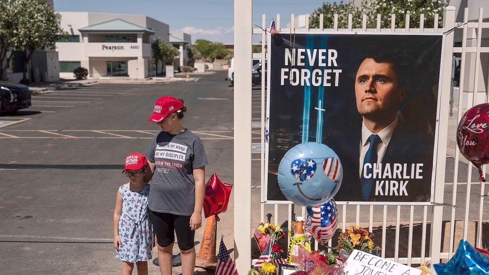 Über seine Plattformen, darunter auch ein erfolgreicher Podcast, erreichte Kirk Millionen junger Menschen. Foto: Jae C. Hong/AP/dpa