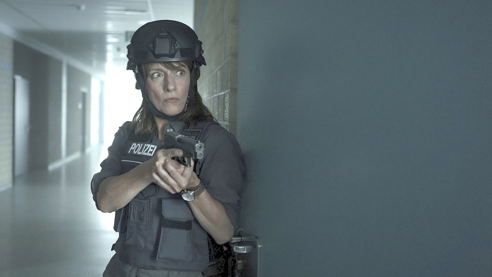 Ausnahmesituation Amoklauf: Brasch (Claudia Michelsen) betritt mit vorgehaltener Waffe den Philosophieraum. „Polizeiruf 110: Sie sind unter uns“. Sonntag, 21. September, 20.15 Uhr im Ersten und in der ARD Mediathek. Foto: © MDR/filmpool fiction/Stefan Erhard