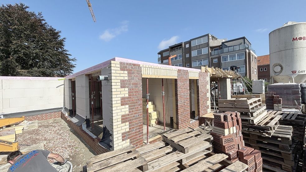 Stück für Stück entstehen an der Westerstraße 74 insgesamt 16 Wohnungen mit einer Mietpreisbindung. Foto: Rebecca Kresse