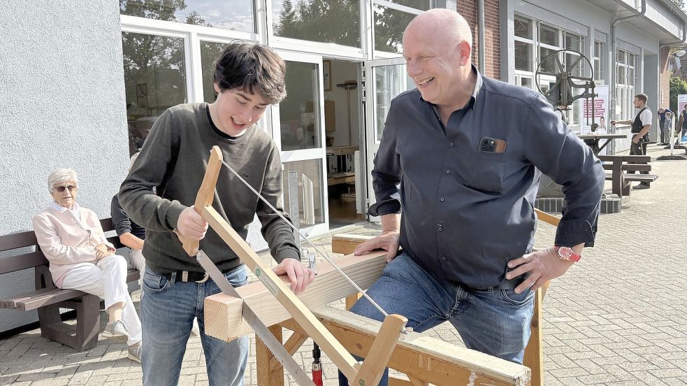 Handwerk im wahrsten Sinne des Wortes: Ziemlich ins Schwitzen kam Jonathan Triziak beim Sägen am Stand der Tischlerinnung. Foto: Mieke Matthes