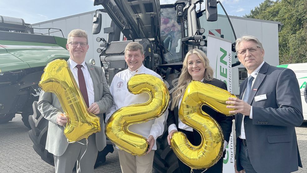 Feierten 125 Jahre Handwerkskammer für Ostfriesland: Albert Lienemann (Präsident), Jörg Tapper (Konditormeister), Imke Hennig (Vizepräsidentin) und Jörg Frerichs (Hauptgeschäftsführer) (von links). Foto: Mieke Matthes