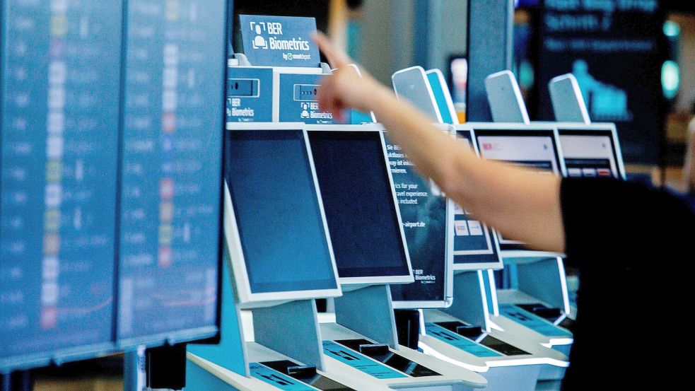 Die Störung einer Software zur Passagierabfertigung führt zu erheblichem Chaos an mehreren großen Flughäfen. War es ein gezielter Angriff? So oder so sollte uns der Vorfall zu denken geben. Foto: Carsten Koall/dpa