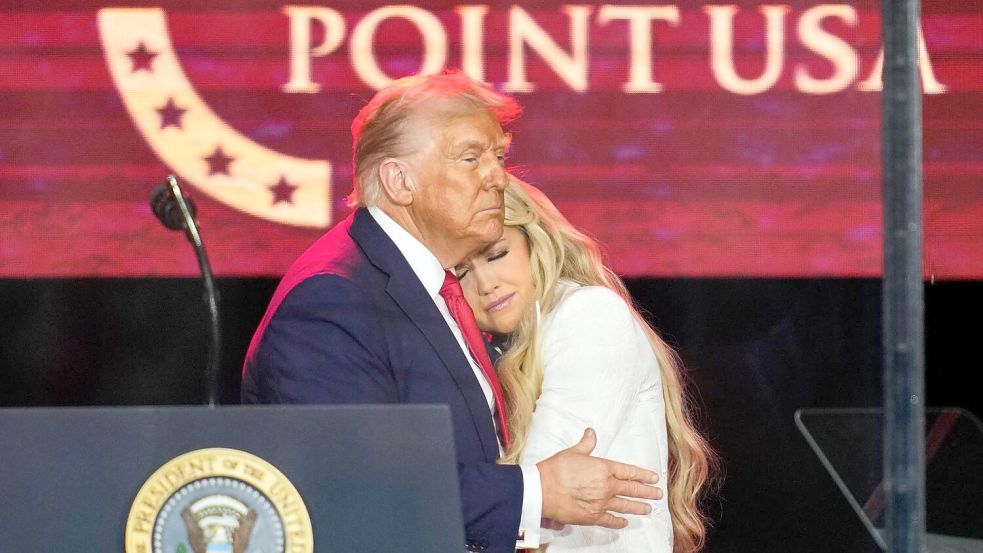 Donald Trump betrat nach Erika Kirk die Bühne. Am Ende nahm er sie in den Arm. Foto: John Locher/AP/dpa