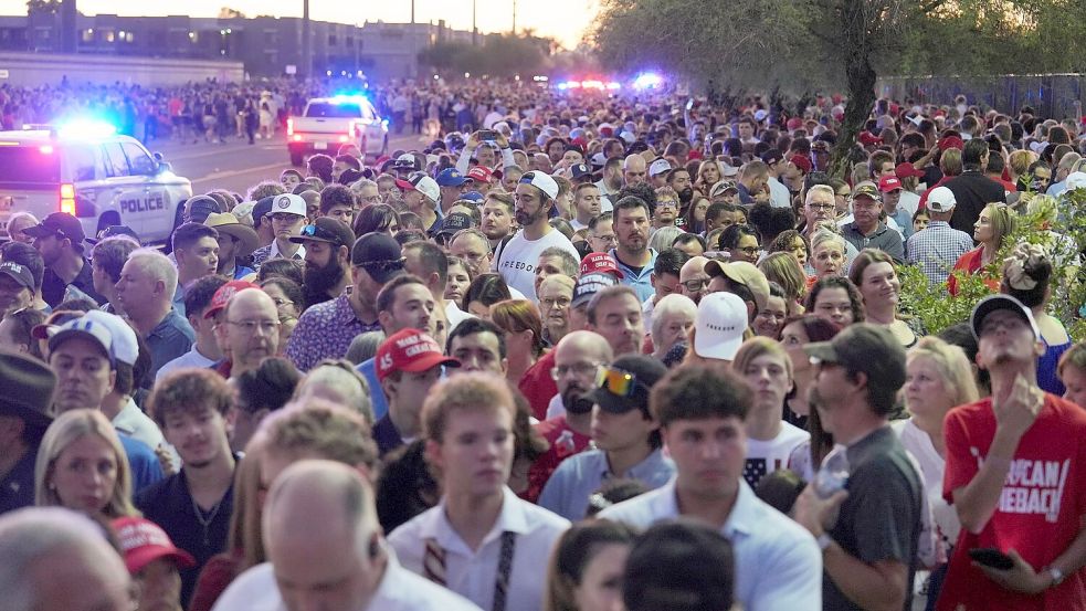 Schon im Morgengrauen versammelten sich Tausende vor dem Stadion. Foto: Jae C. Hong/AP/dpa