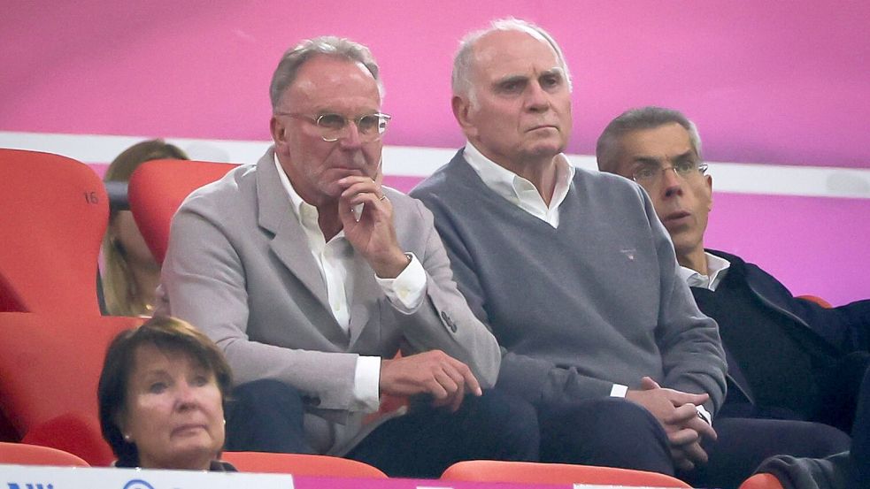 Karl-Heinz Rummenigge (l) und Uli Hoeneß auf der Tribüne der Allianz Arena. (Archivbild) Foto: Christian Charisius