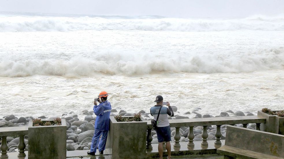 Die Behörde auf den Philippinen warnen vor Sturmfluten und orkanartigen Böen. Foto: Justine Mark Pillie Fajardo/AP/d