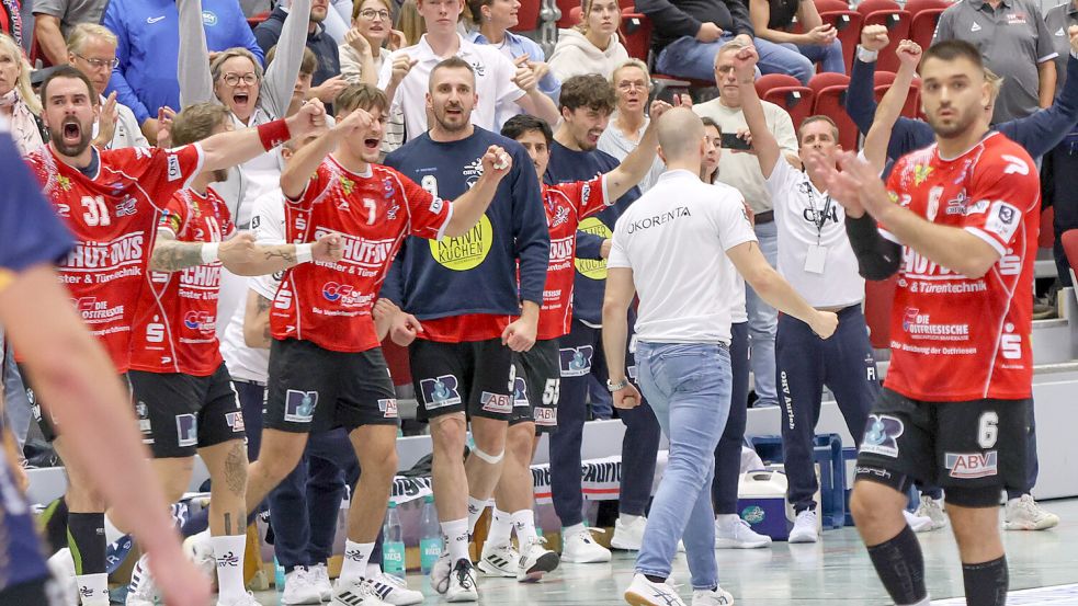 Am Ende war der Jubel groß bei Mannschaft und Publikum. Der OHV Aurich hatte ein spannendes Handballspiel gewonnen. Foto: Helmut Vortanz