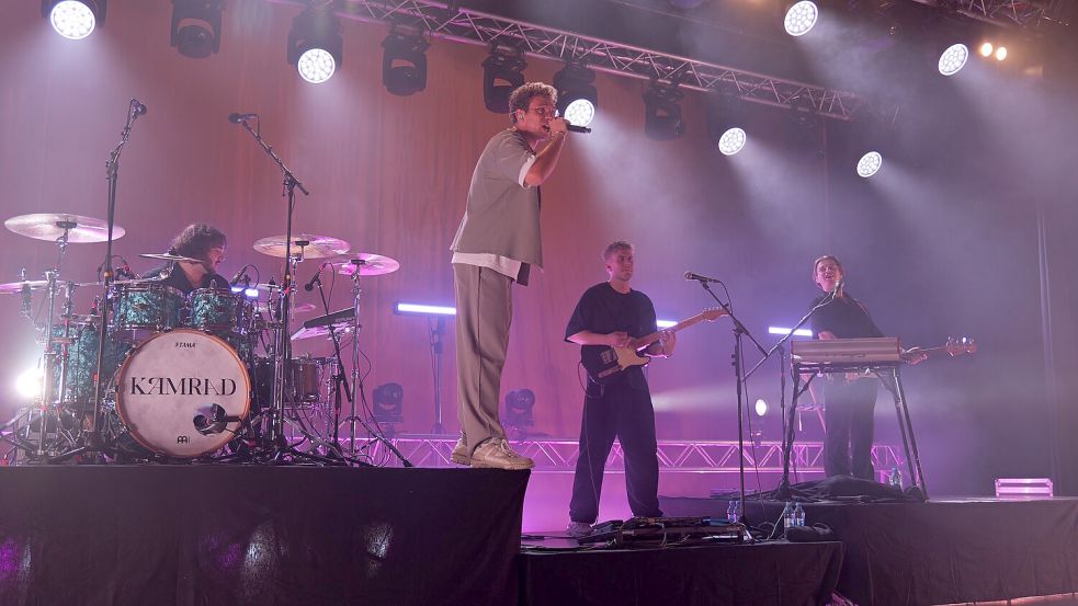 Tim Kamrad und seine musikalischen Mitstreiter bescherten dem Publikum in der Stadthalle ein mitreißendes Konzerterlebnis. Foto: Werner Jürgens