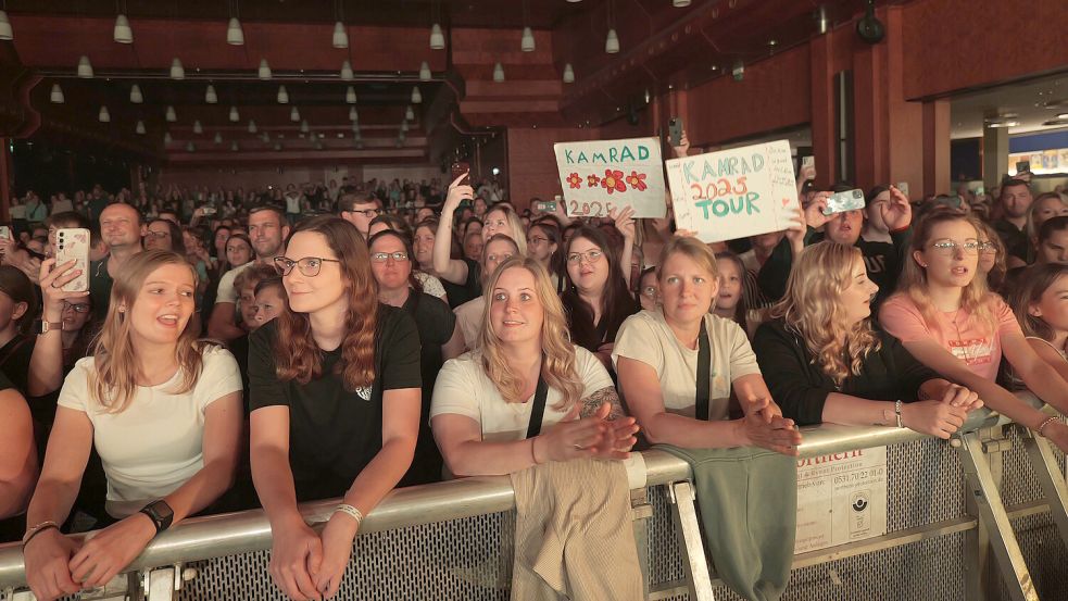 Das überwiegend junge und weibliche Publikum feierte Kamrad in der Auricher Stadthalle. Foto: Werner Jürgens