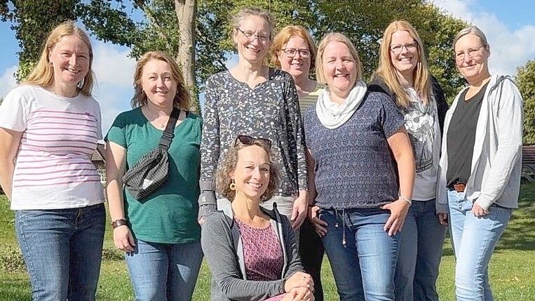 Das Organisationsteam der Börsen in Wiesens: Ingrid Kampen (von links), Stefanie Janssen, Janine Schoon, Cornelia Gerstmeier, Christel Niehuisen, Astrid Rabenstein, Tanja von Rahden sowie kniend Gunda Buß. Es fehlen auf dem Foto: Jennifer Mescher und Claudia Häuser. Foto: privat