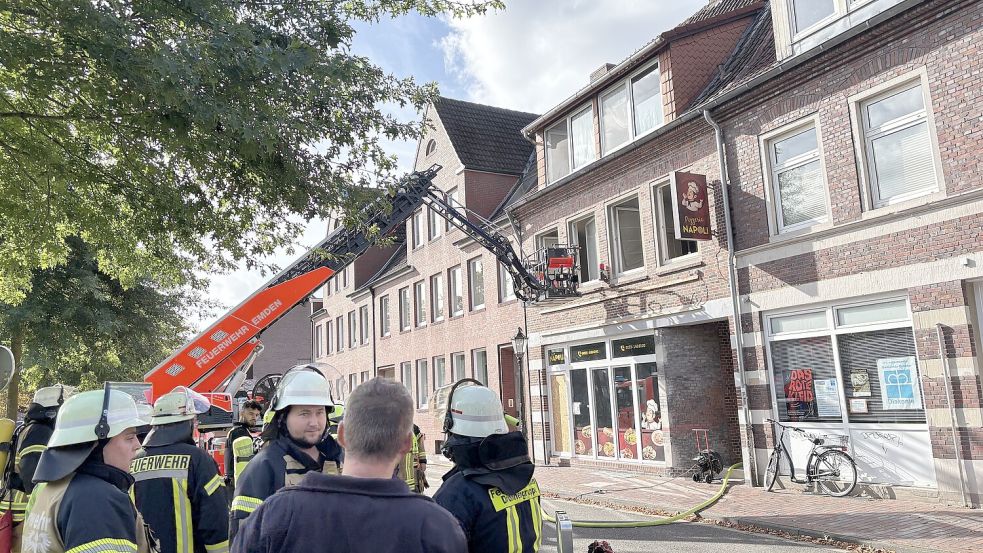 Einsatz Hinter der Halle: In unmittelbarer Nähe der Feuerwehr hat es wieder gebrannt. Fotos: Stephanie Schuurman
