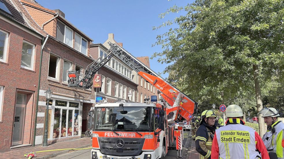 Die neuere Drehleiter der Feuerwehr kam vor dem Haus zum Einsatz.