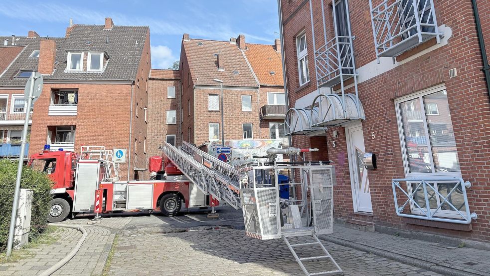 Das ältere Dienstfahrzeug mit Drehleiter wurde in der Strohstraße hinter dem Haus postiert.