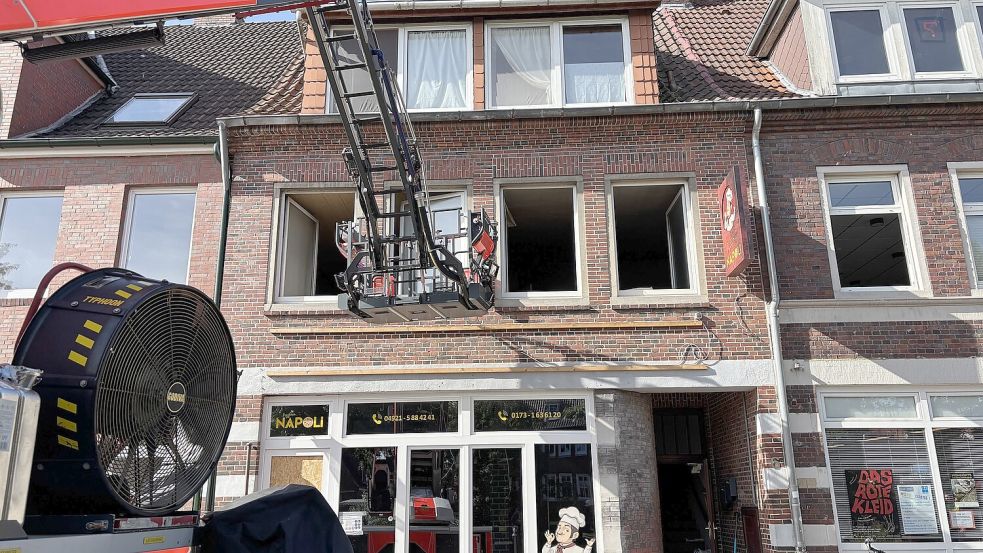 Alle Fenster zum Lüften geöffnet: In der ersten Etage hat es gebrannt. Nachbarn wurden nicht in Mitleidenschaft gezogen.