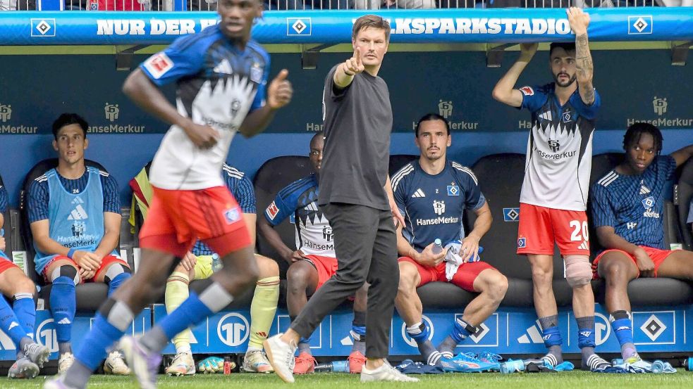 Feierte am Samstag den erlösenden ersten Sieg in der Bundesliga: HSV-Trainer Merlin Polzin. Foto: imago/Oliver Ruhnke