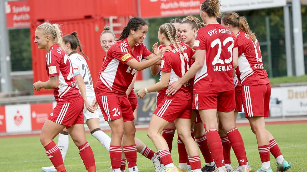 Die Auricher Frauen freuen sich mit der Siegtorschützin Alina Vogel.Fotos: Helmut Vortanz