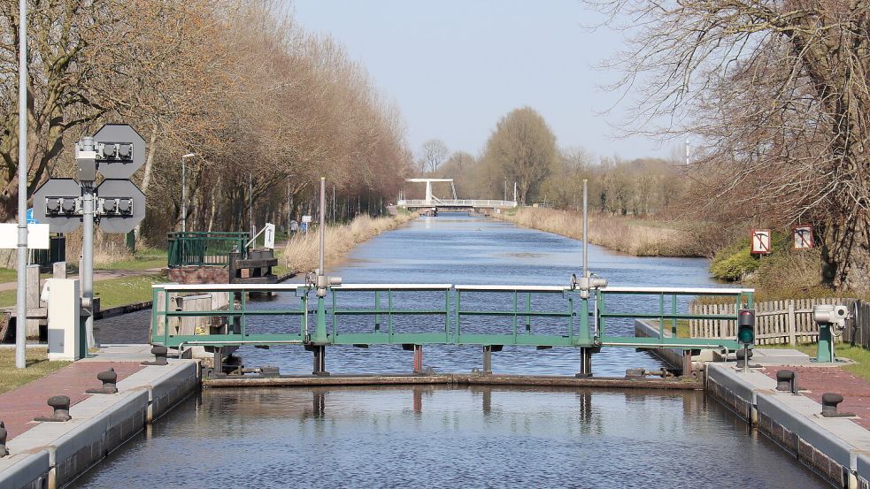 Der Ems-Jade-Kanal ist ein Gewässer der ersten Ordnung und gilt als „Autobahn“ der Entwässerung Ostfrieslands. Foto: Archiv/Heino Hermanns