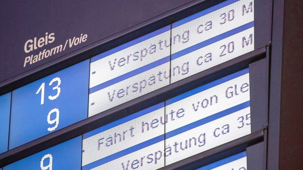 Vertrautes Bild: Eine Anzeigetafel am Bahnsteig kündigt Verspätungen im Zugverkehr an. Foto: dpa/Fabian Sommer