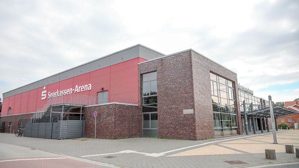 Auf dem großen Parkplatz an der Sparkassen-Arena darf am Dienstag (23.9.2025) und Mittwoch (24.9.2025) wegen des Niedersächsischen Städtetages nicht geparkt werden. Foto: Archiv