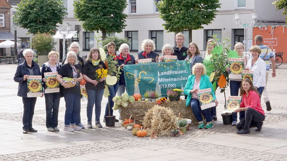 Die Veranstalter des Erntefestes warben auf dem Marktplatz für die Veranstaltung am Donnerstag, 18. September. Foto: Jurij Babanin