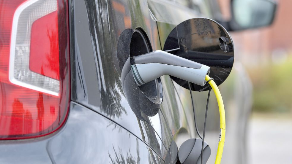Ein VW E-Up steht an einer Ladesäule. Foto: DPA