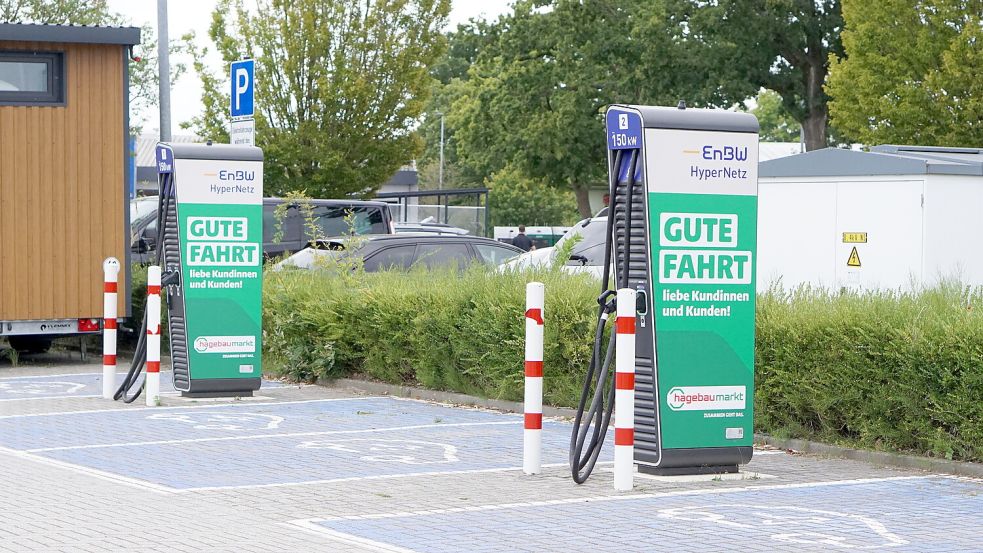 Ladesäulen für Elektroautos finden sich unter anderem am Dreekamp in Aurich. Foto: Jurij Babanin