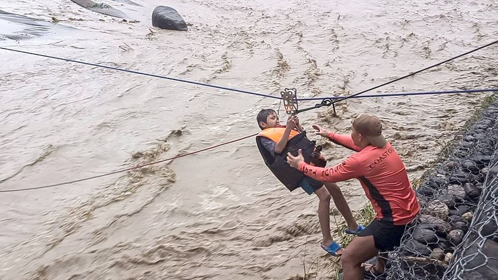 Viele Menschen mussten gerettet werden. Foto: Philippine Coast Guard/XinHua/dp