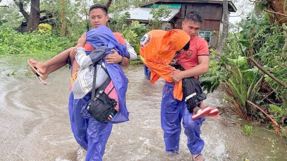 Viele Menschen mussten ihre Häuser verlassen und sich in Sicherheit bringen. Foto: Philippine Coast Guard/XinHua/dp