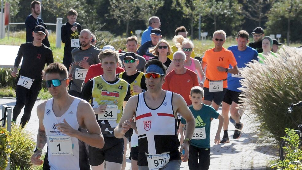 Sozialer Spendenlauf und ambitionierte Sportveranstaltung zugleich: Beim Auricher Spendenlauf gehen rund um das EEZ die besten Läufer Ostfrieslands an den Start. Foto: Udo Hippen