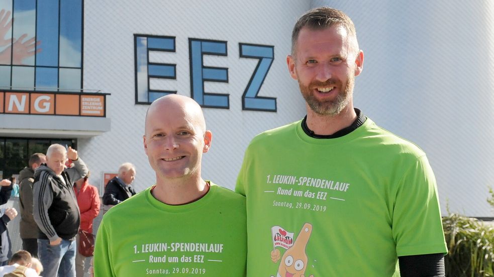 Eingespieltes Team: EEZ-Leiter Stefan de Jonge und Christoph Nannen, Einrichtungsleiter des Seniorenheims am Rosentor, haben gemeinsam mit Harm Park vom TuS Weene (nicht im Bild) den Spendenlauf ins Leben gerufen. Foto: Udo Hippen