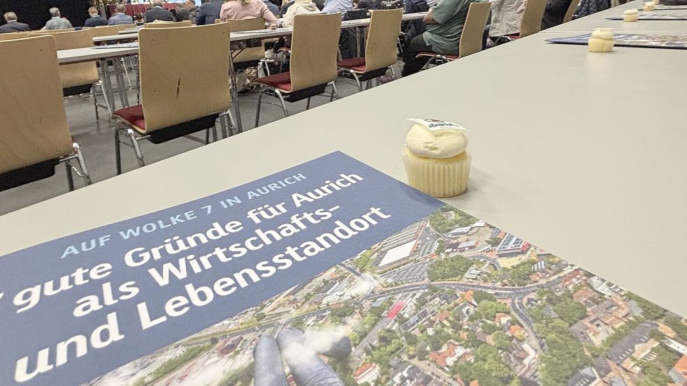 Mit einer Broschüre und Auricher Mini-Cupcakes begrüßte die Stadtverwaltung die rund 350 Delegierten in der Stadt. Foto: Mieke Matthes