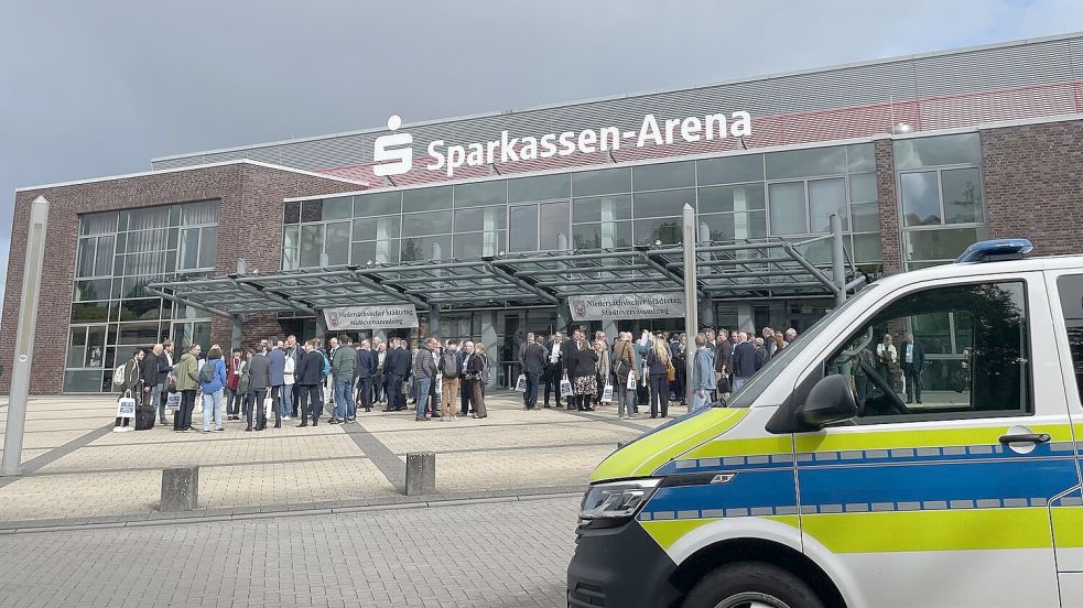 Nach der offiziellen Begrüßung trafen sich die Teilnehmer vor der Halle, um in die einzelnen Beratungsgruppen, unter anderem im Europahaus und dem Rathaus, zu gehen. Foto: Julia Conrads